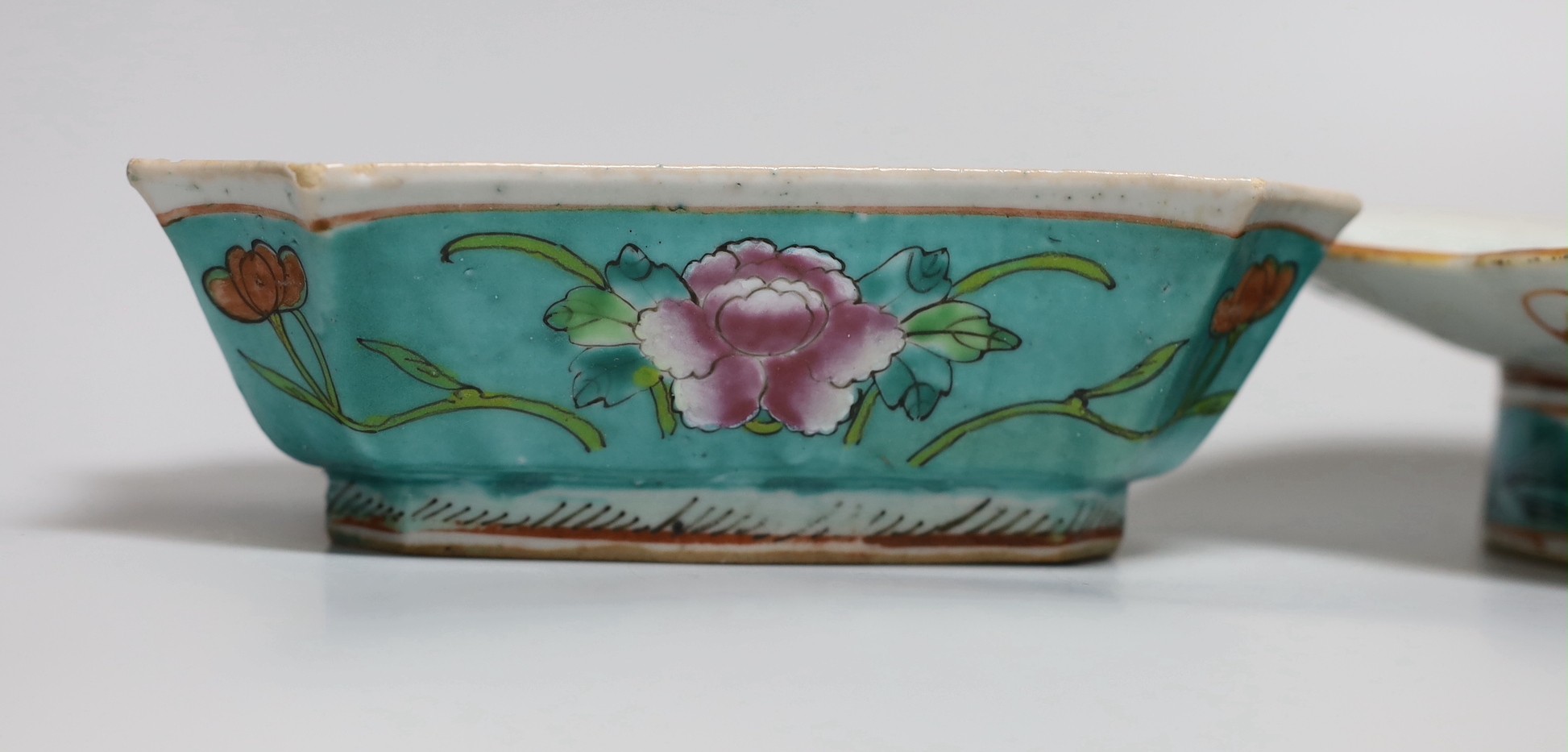 Two Chinese famille rose dishes, late 19th/early 20th century, 27cm long
